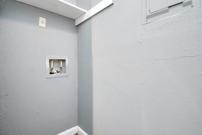 Building Photo - 5959 Bonhomme Rd
