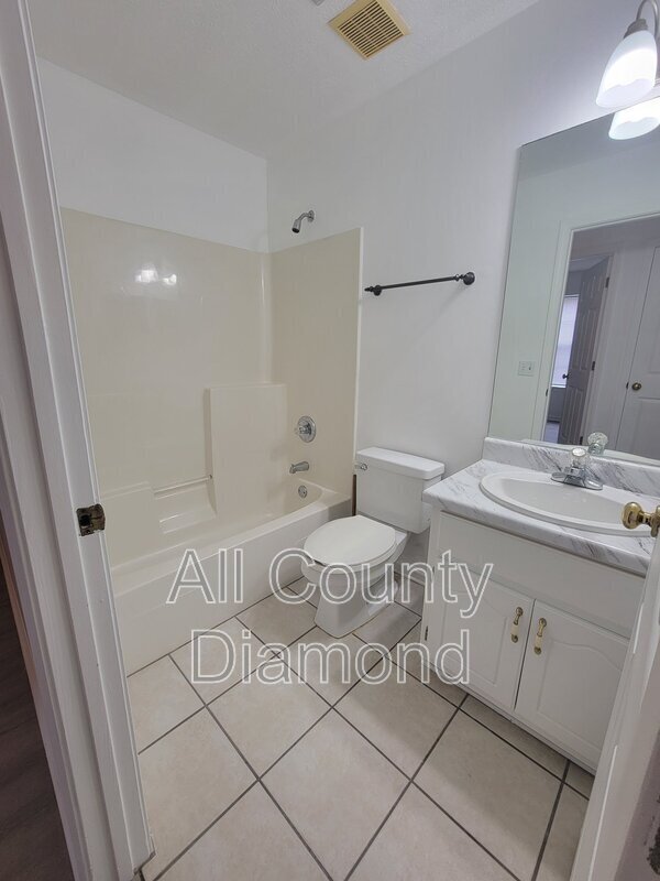 Building Photo - 1609 Vecuna Cir