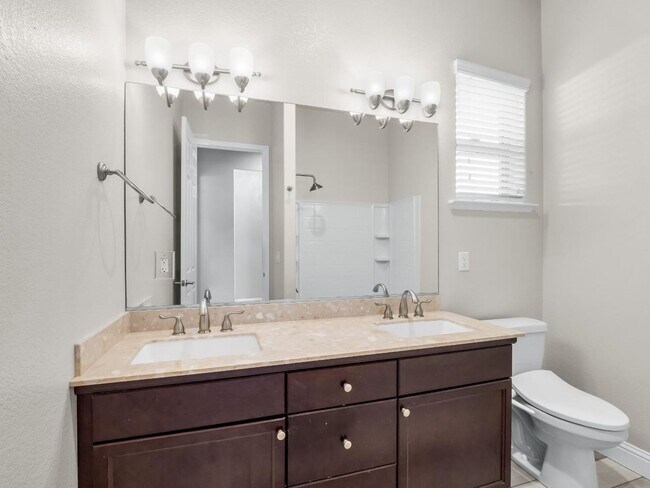 Building Photo - Beautifully Updated 4 Bedroom, 2.5 Bath in North Fresno