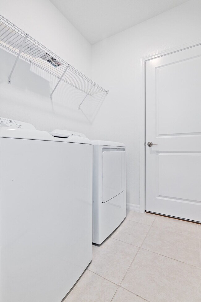 Building Photo - "Spacious 5-Bed Gem in Epperson community ...