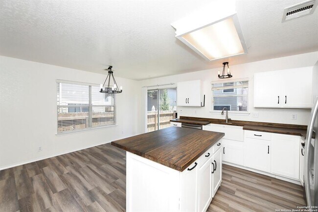 Building Photo - 16134 Branching Oaks