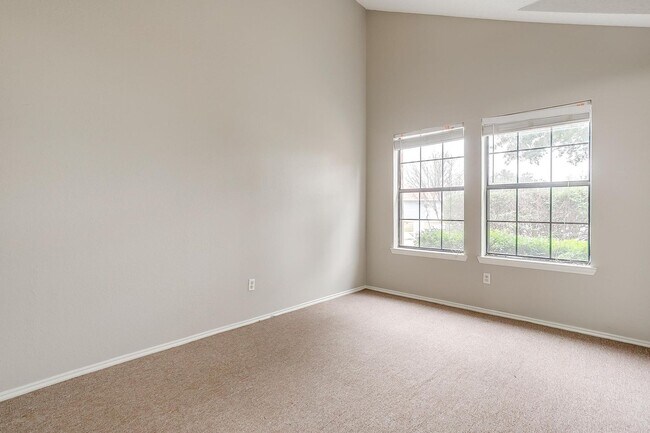 Building Photo - One Side of Very Nice Duplex S Arlington- ...