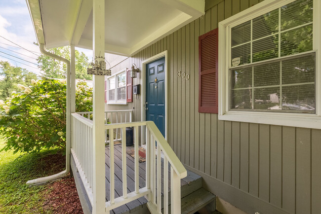 Building Photo - Walkable Carrboro Living — 3BR Home with L...