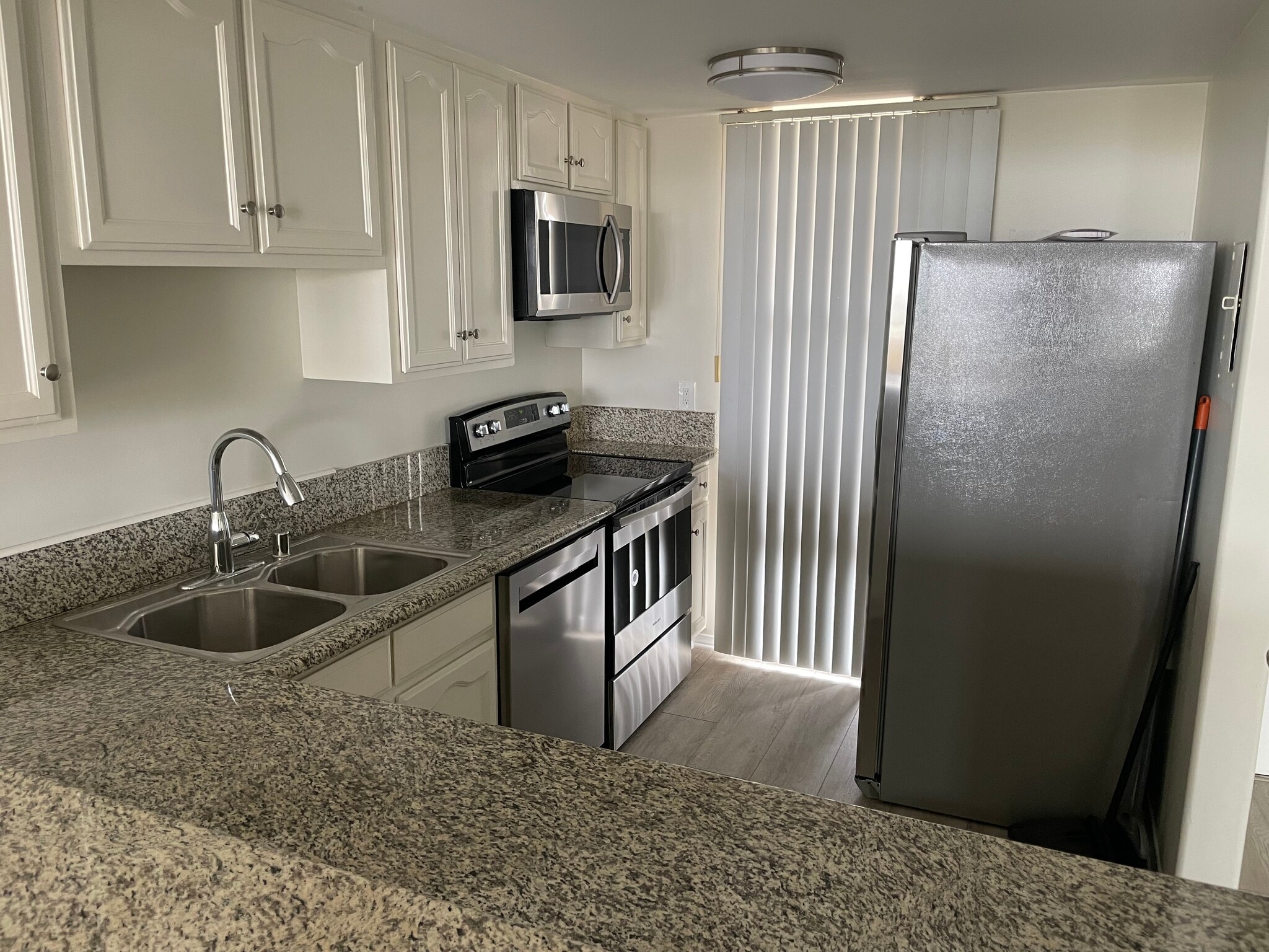 Building Photo - 4337 Marina City Dr