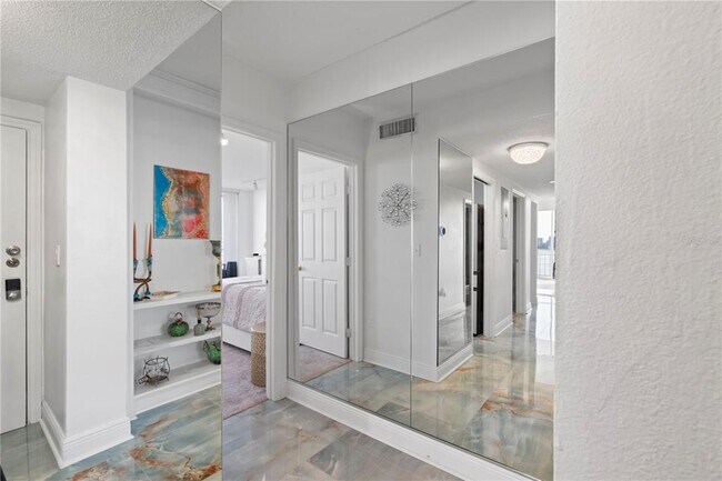 Building Photo - 100 Pierce St