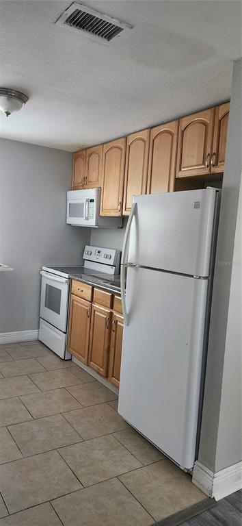 Building Photo - 205 W Amelia Ave