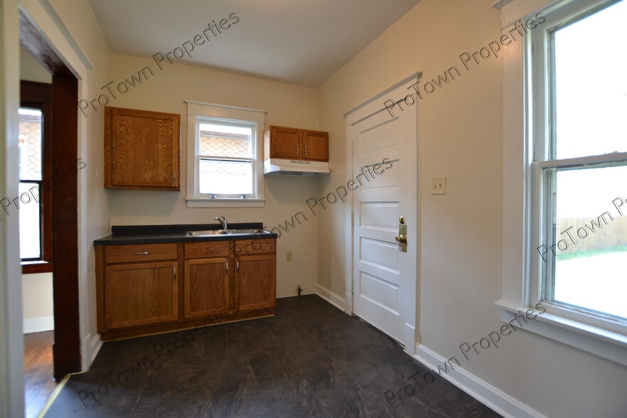 Building Photo - 463 S Ottawa St