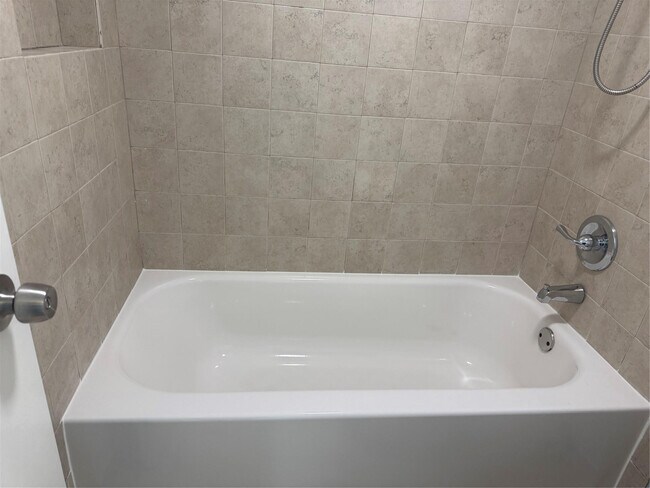 Building Photo - 9930 Twin Lakes Dr