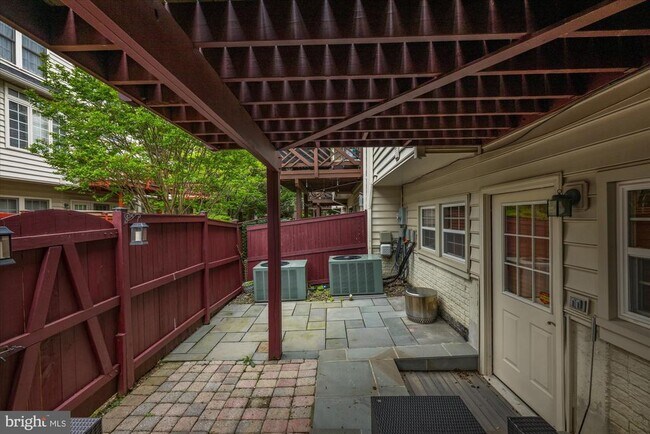 Building Photo - 265 Murtha St