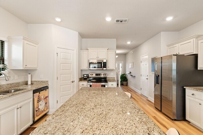 Building Photo - 224 Baycliff Dr
