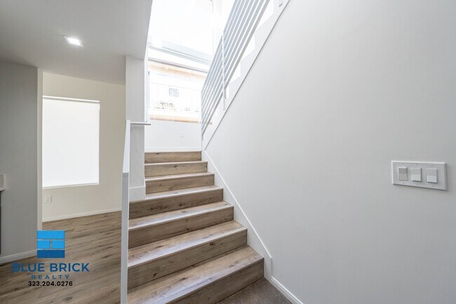 Building Photo - 5239-5241 Huntington Dr -