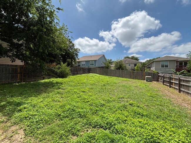 Building Photo - Gorgeous 3 bedroom with loft!