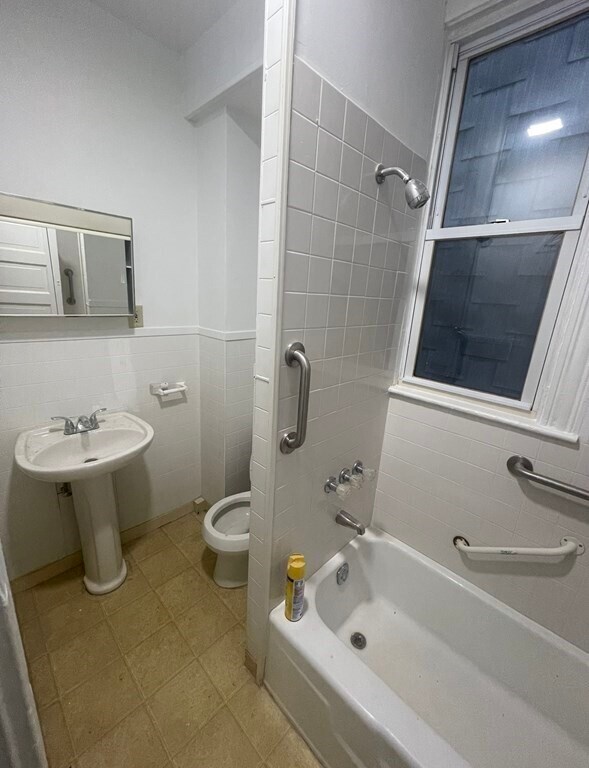 Building Photo - 40 Falcon St