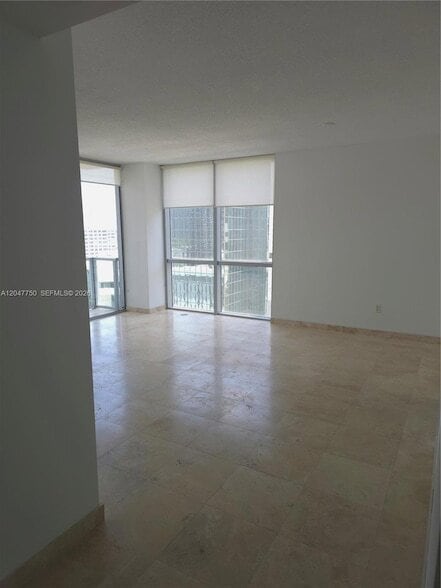 Building Photo - 1060 Brickell Ave
