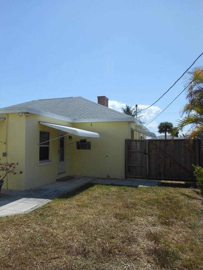 Building Photo - CHARMING 2 BEDROOM, 1 BATH HOME 3 BLOCKS F...