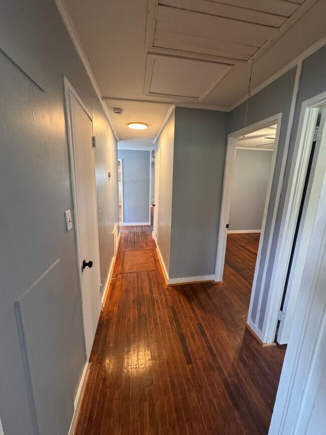 Building Photo - 413 Dell Dr