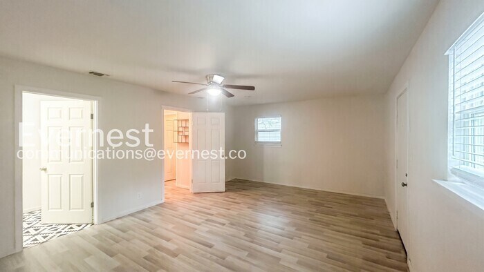 Building Photo - 125 Magendie St