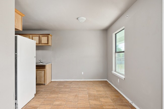 Building Photo - 2416 E Rogers Rd