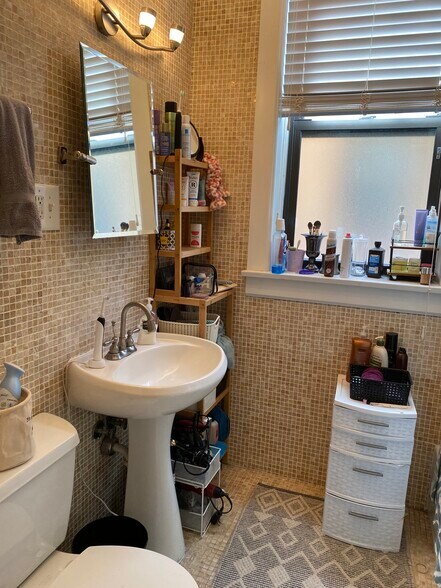 Building Photo - 1427 W Berwyn Ave