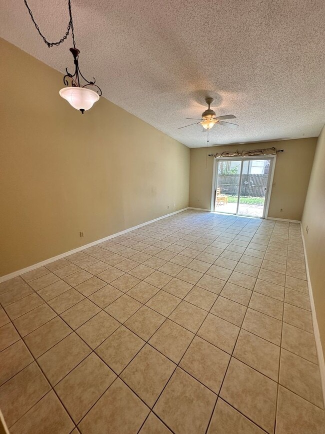 Building Photo - Nice 2/1.5 Duplex Located Across From St. ...