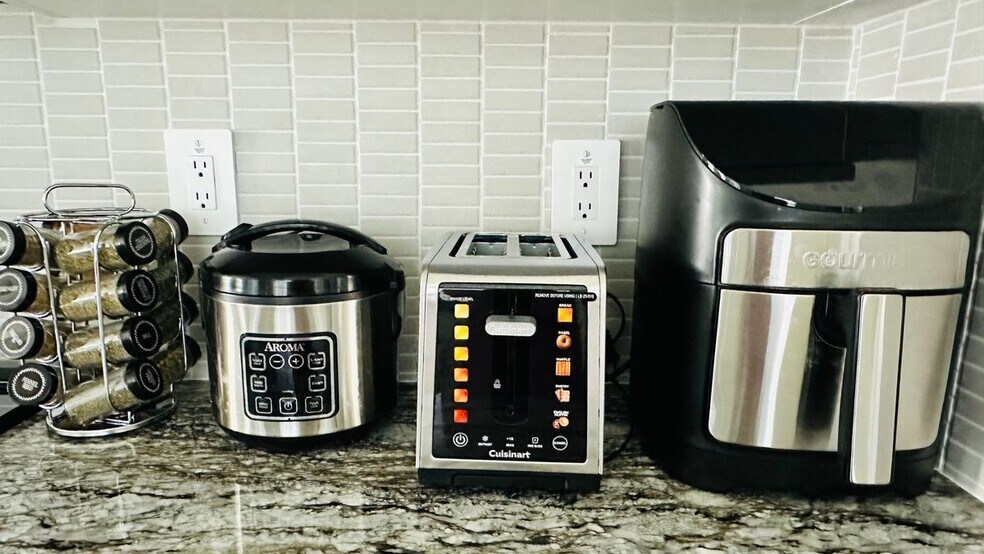 Building Photo - 1121 Tropic Ct