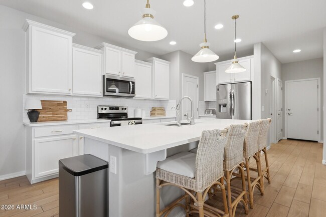 Building Photo - 905 S Canal Dr