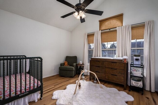Building Photo - Stunning Townhome with Mountain Views in R...