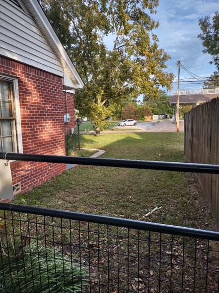 Building Photo - 30 N Trinity St