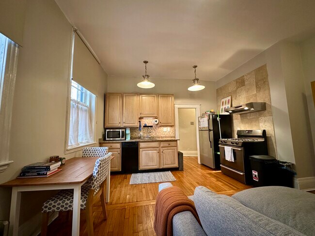 Building Photo - 68 Phillips St