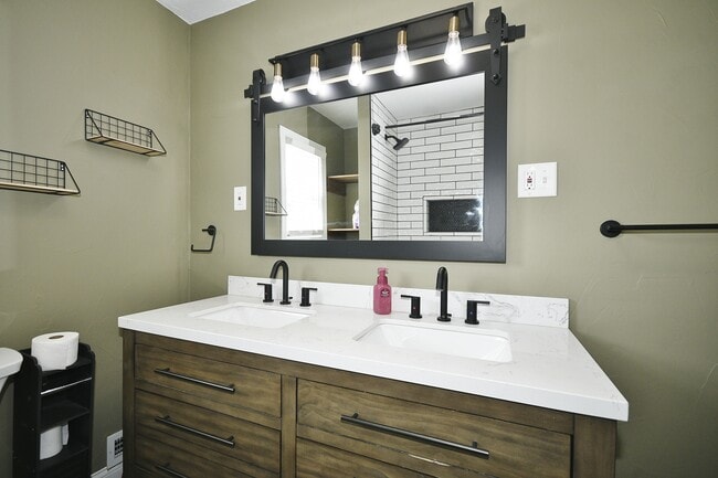 Building Photo - 3701 Finleyville Elrama Rd