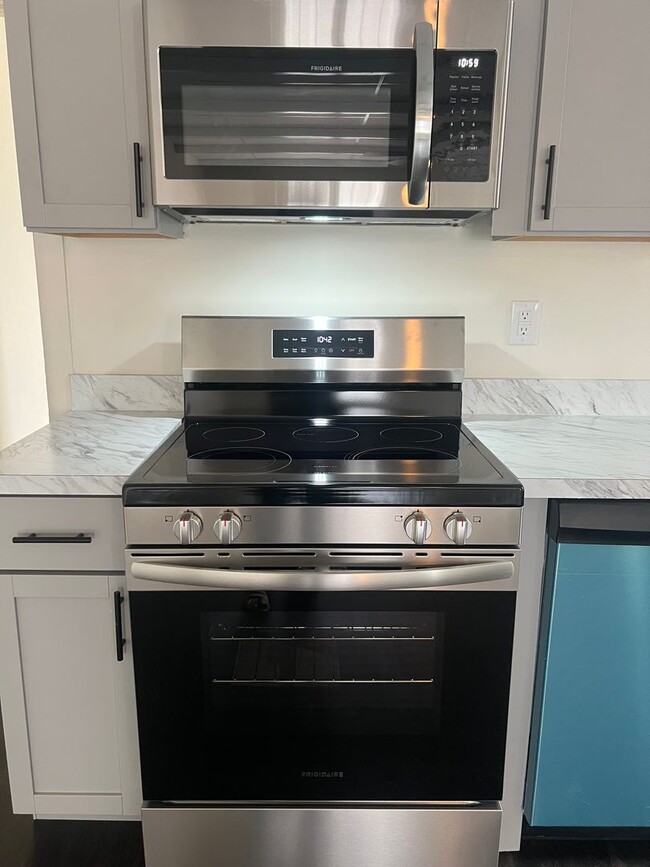 Building Photo - 758 W King St