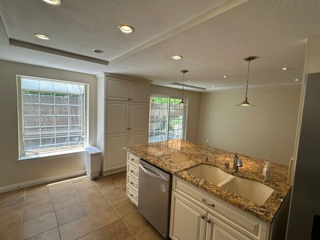 Building Photo - 898 English Holly Ln