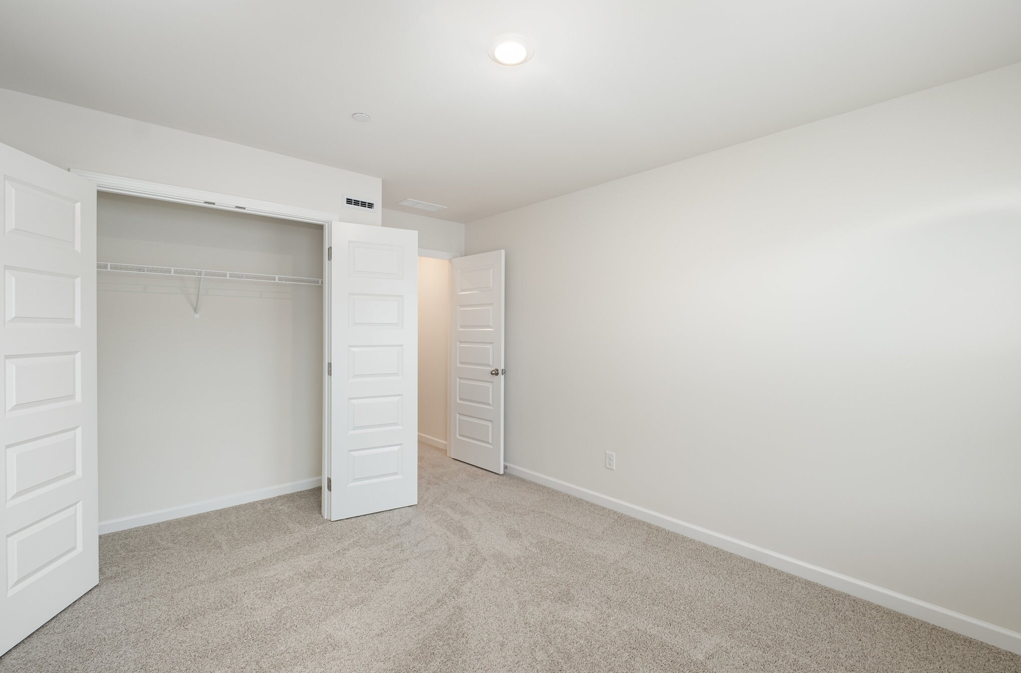 Building Photo - 605 Club View Way