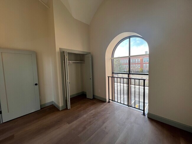 Building Photo - 160 Seabury St