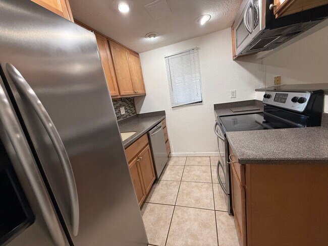 Building Photo - Spacious 2 bedroom 2 bathroom condo in gated community