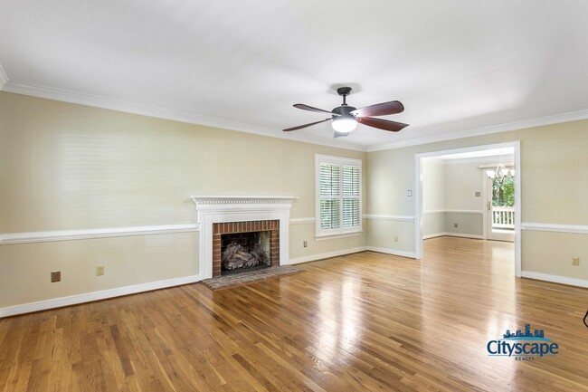 Building Photo - WONDERFUL WOODLAKE HOME WITH 1ST FLOOR BED...