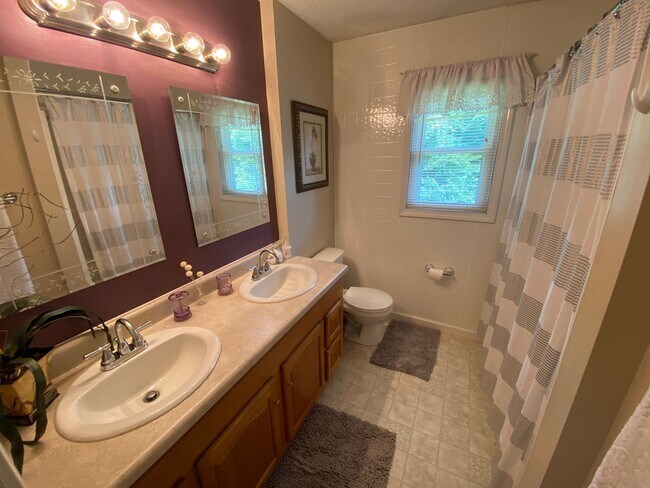 Building Photo - Lovelaceville Road