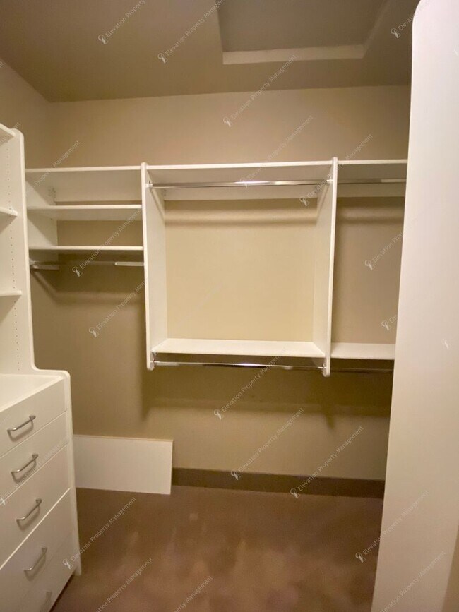 Building Photo - Designer-Finished Townhome Near COCC & NWX