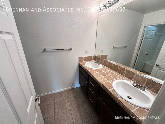 Building Photo - 3 bed, 2.5 bath Townhome, 2 Car Garage, Ea...