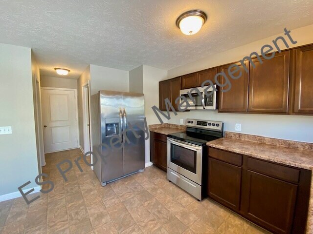 Building Photo - Beautiful 4 bedroom, 2.5 bathroom home in Ingalls- Prairie Hollow Community