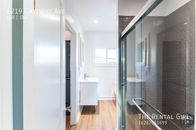 Building Photo - Sweet Silver Lake One Bedroom | Upper Unit...