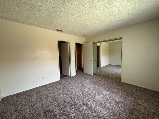 Building Photo - 533 Montecito Ave