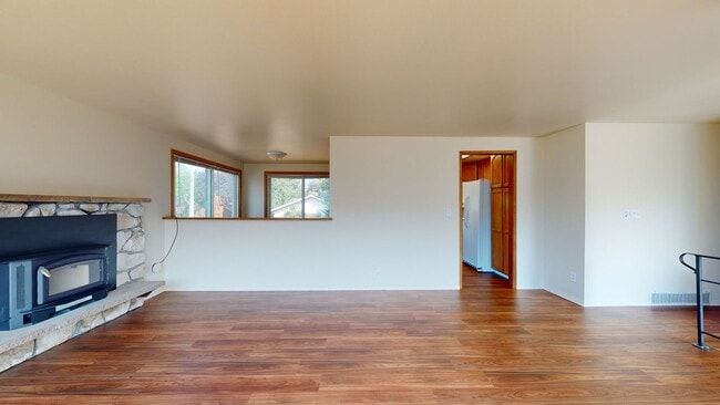 Building Photo - Location, Location, Location! - Four Bedroom house located minutes from Des Moines Waterfront