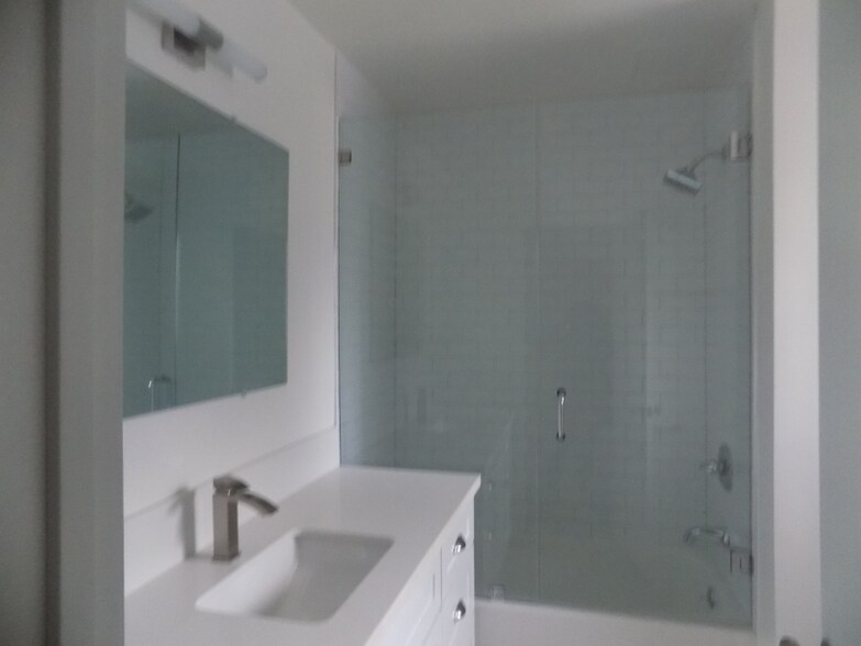 Building Photo - 646 S Barrington Ave