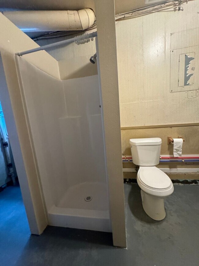 Building Photo - 2.5 Miles (6 minutes or less) to Oregon Tech and Sky Lakes Medical Center!  Perfect setup for Roo...