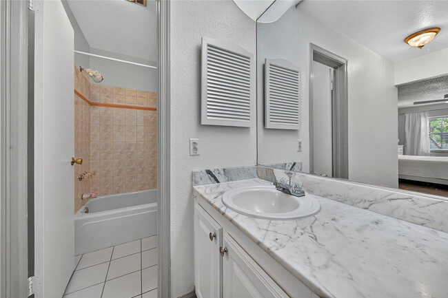 Building Photo - 6417 Bay Club Dr