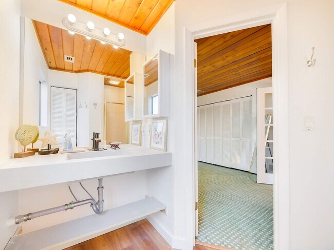 Building Photo - 5537 Pelican Way