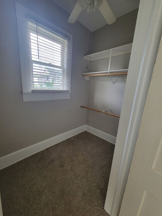 Building Photo - Charming 2-Bedroom Upstairs Apartment off ...