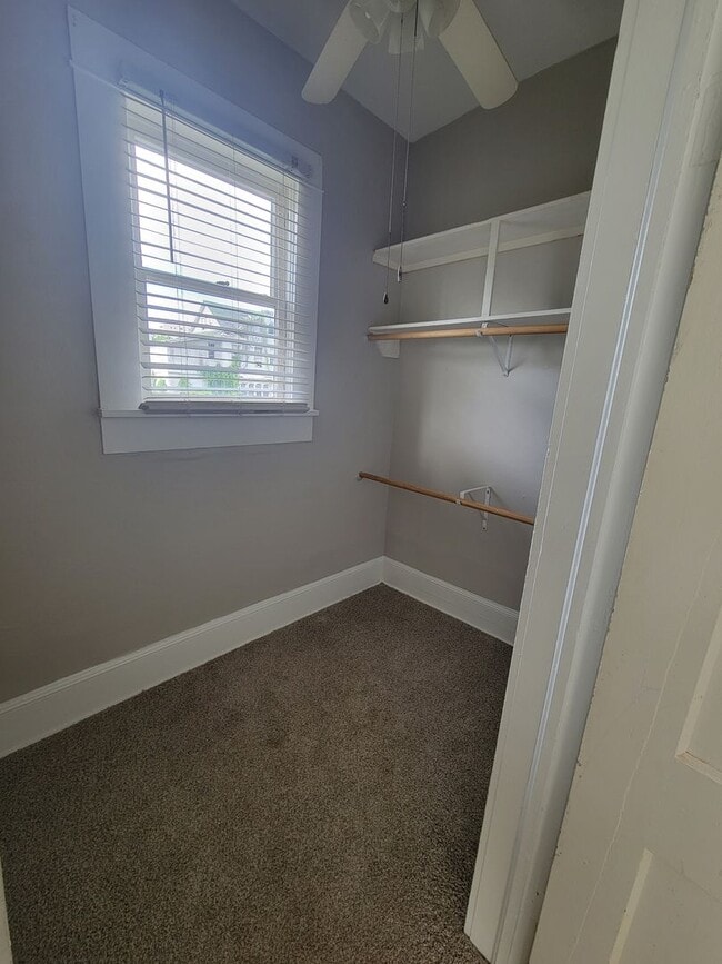 Building Photo - Charming Upstairs Apartment off Fairfield