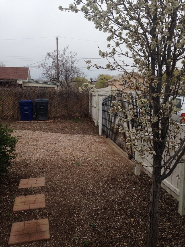 Building Photo - ABSOLUTELY DARLING 2 Bedroom  1 Bath DOWNT...